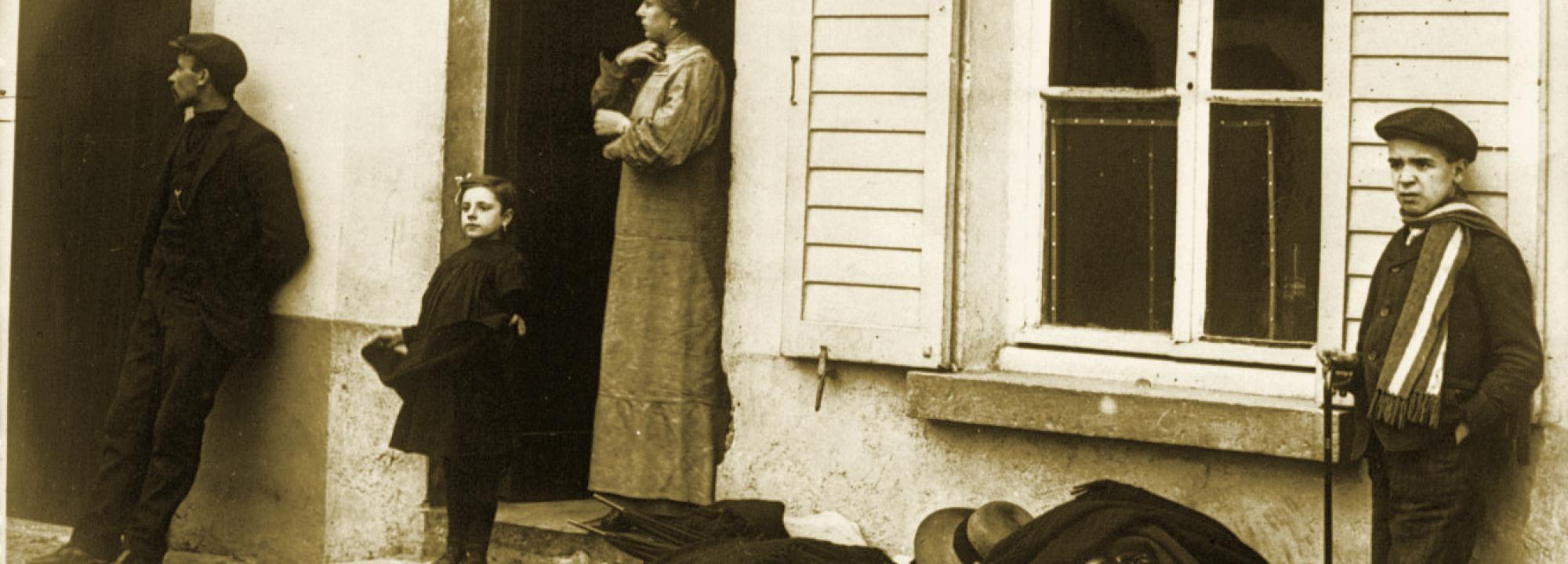 Réfugiés près d'Alost, ce qu'ils ne peuvent emporter est sur le trottoir, 1914 